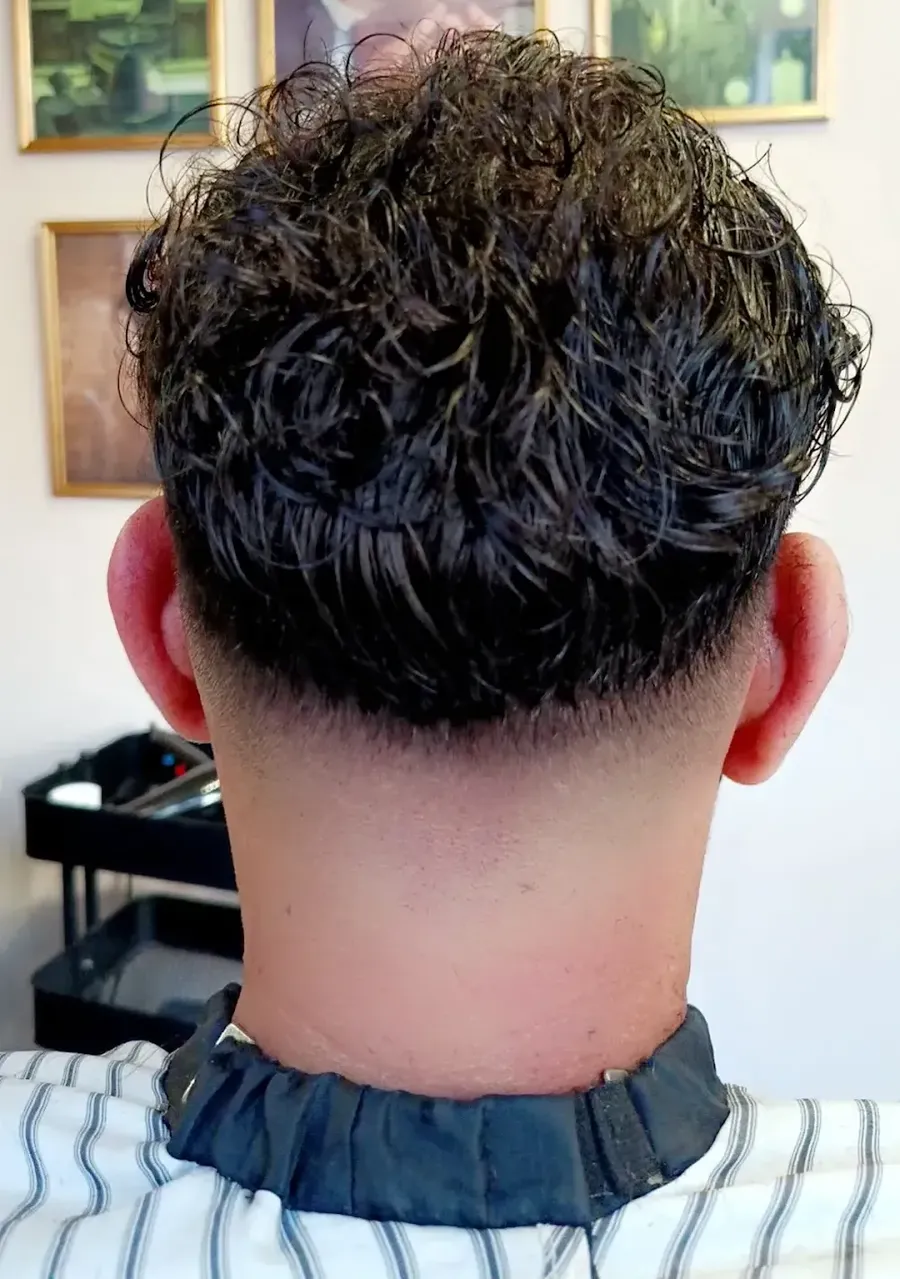 Coupe homme texturée et nuque nette réalisée au salon Anis'N Coiffure à Coudekerque-Branche