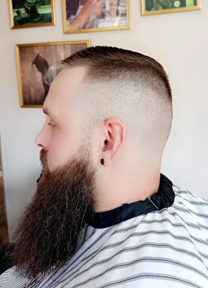 Taille de barbe longue et dégradé homme chez Anis'N Coiffure, barbier à Coudekerque-Branche