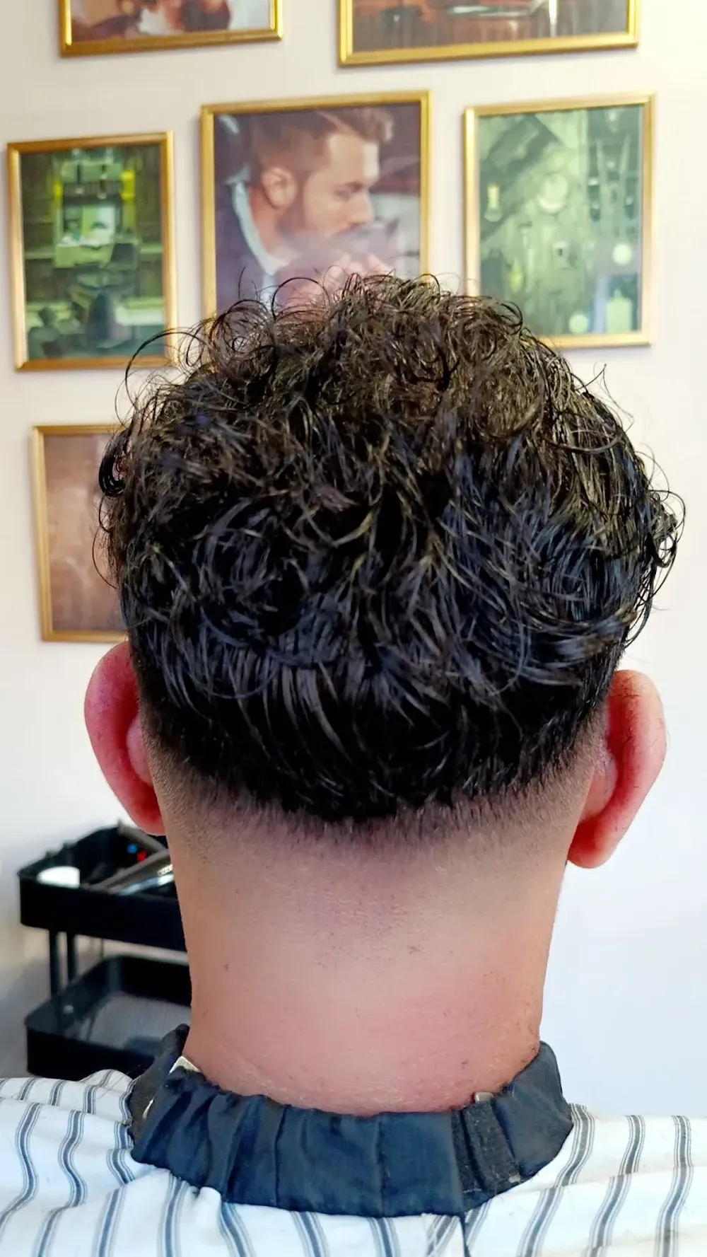 Coupe homme texturée et nuque nette réalisée au salon Anis'N Coiffure à Coudekerque-Branche