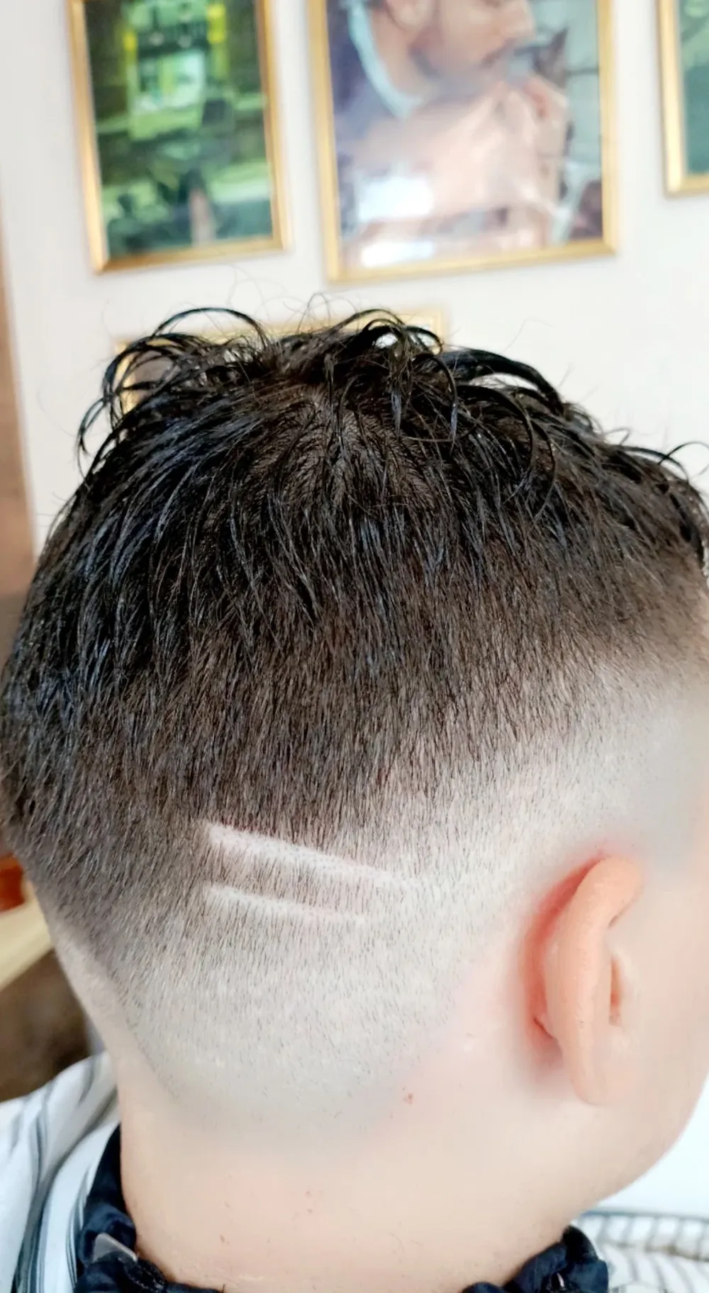 Dégradé homme avec design réalisé chez Anis'N Coiffure, coiffeur barbier à Coudekerque-Branche